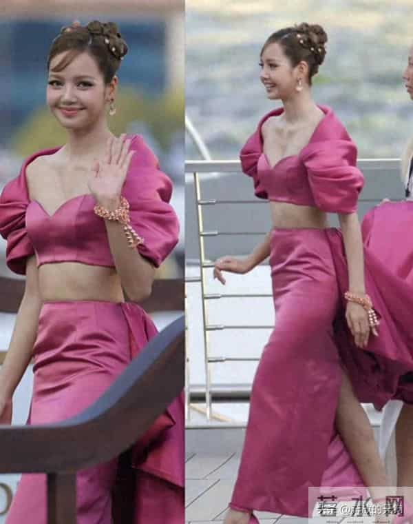 Lisa和妈妈一起出席新剧首映礼,精心打扮却被吐槽像泰剧里的女佣