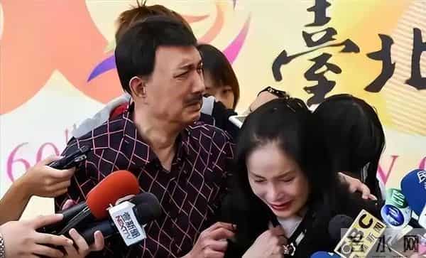 曾是一代歌王,却沦为人尽皆知的台独分子,如今家破人亡下场凄凉