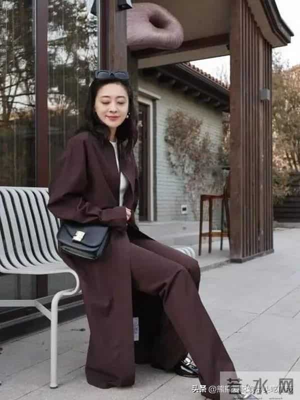 梅婷瘦身后气质大变!棕色大衣+白长T+阔腿裤,时髦减龄又高级!