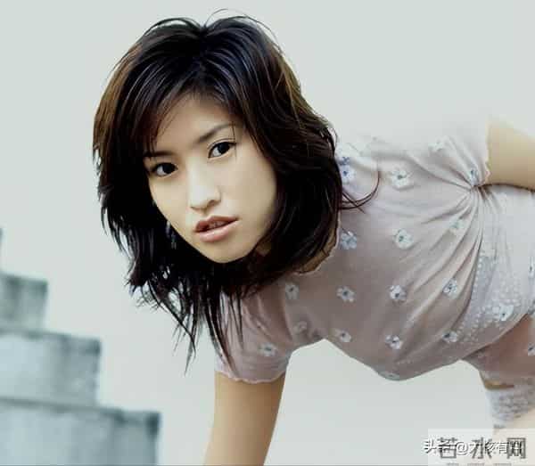 日本“知名女星”成内阁成员,身材火辣迷人,大量写真作品流传广