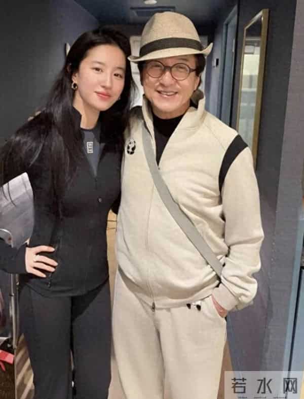 成龙机场主动喊刘亦菲合影,刘亦菲瑜伽裤显腿很细,身材太棒了