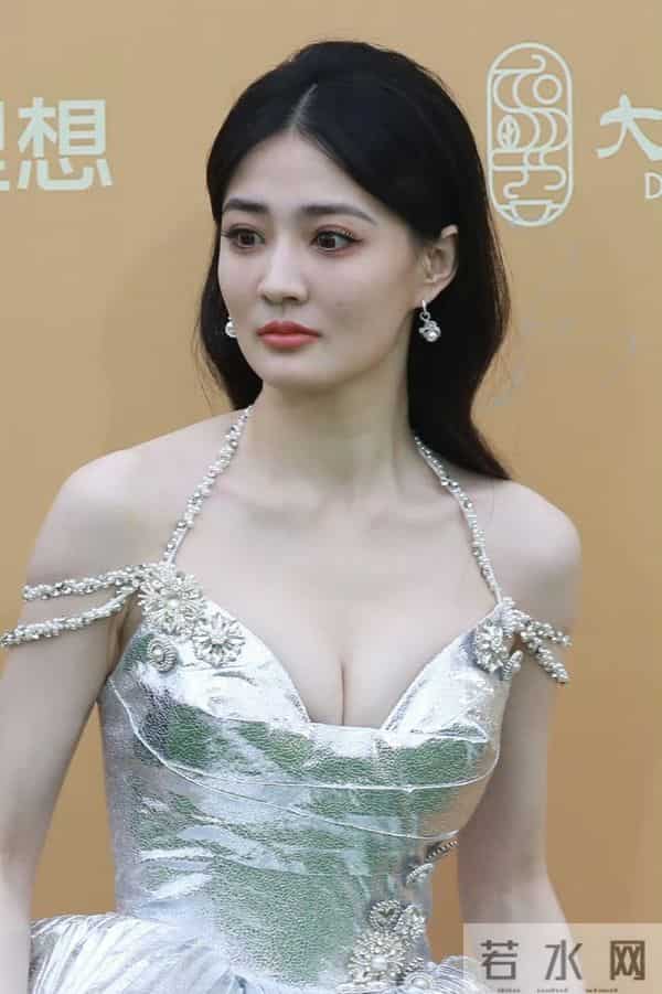 真看不出来 徐璐挺放的开的 蹦迪嗨玩 肚兜美背撩人