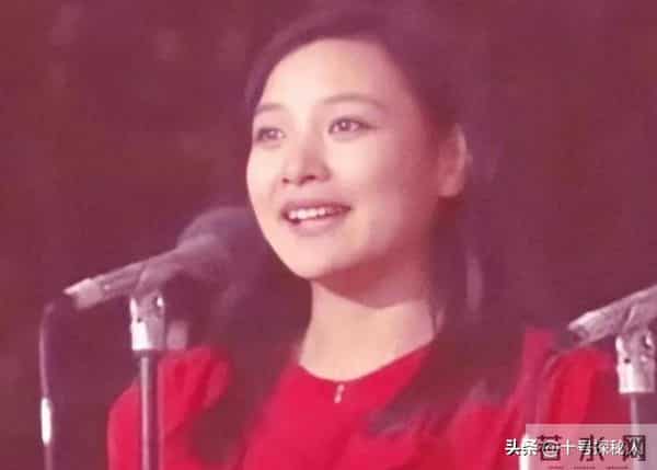 让春晚导演给全国观众道歉，入美国籍后却回国捞金，她有什么来头