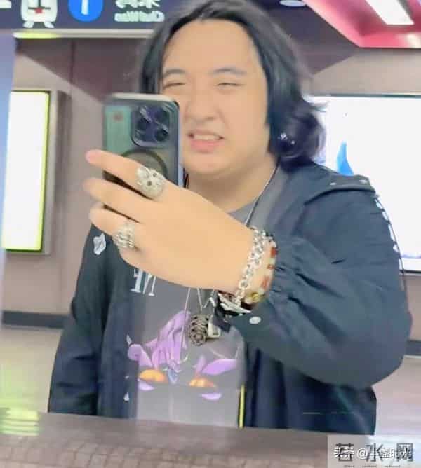 吴镇宇17岁儿子费曼在香港被偶遇,他打扮普通,头发乱糟糟的 不帅