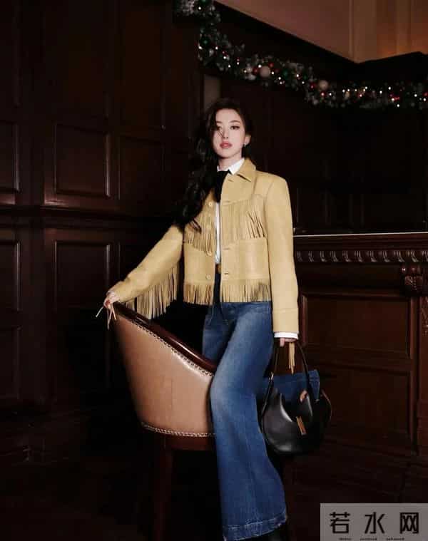 朱珠身穿黄色流苏款皮衣外套搭牛仔裤,简直就是天生的“衣架子”