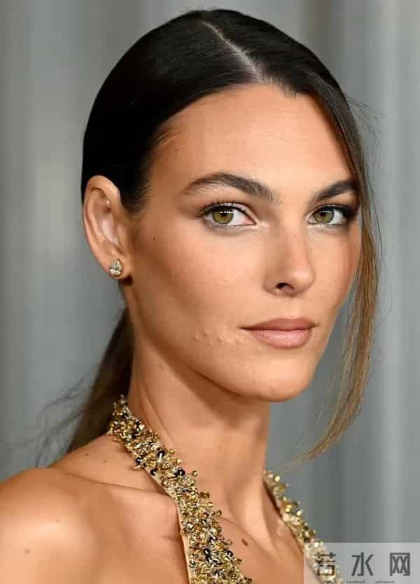 超模也是凡人啊！小李子的女友并不会因为脸上的痘痘而畏惧屏幕