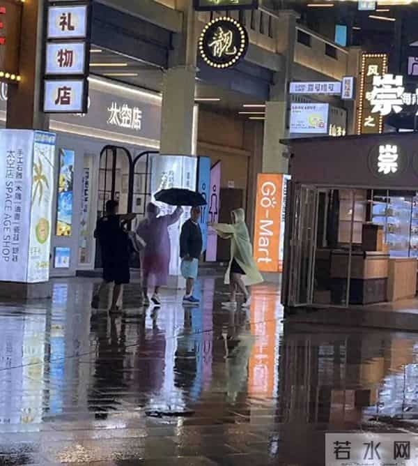 赵本山在海南清水湾度假,穿短裤派头十足,俩人打伞伺候,没见老