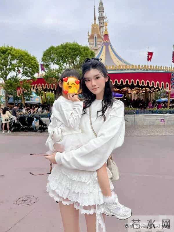 奚梦瑶晒与女儿合影,穿母女装去迪士尼给女儿庆生,孩子打扮时尚