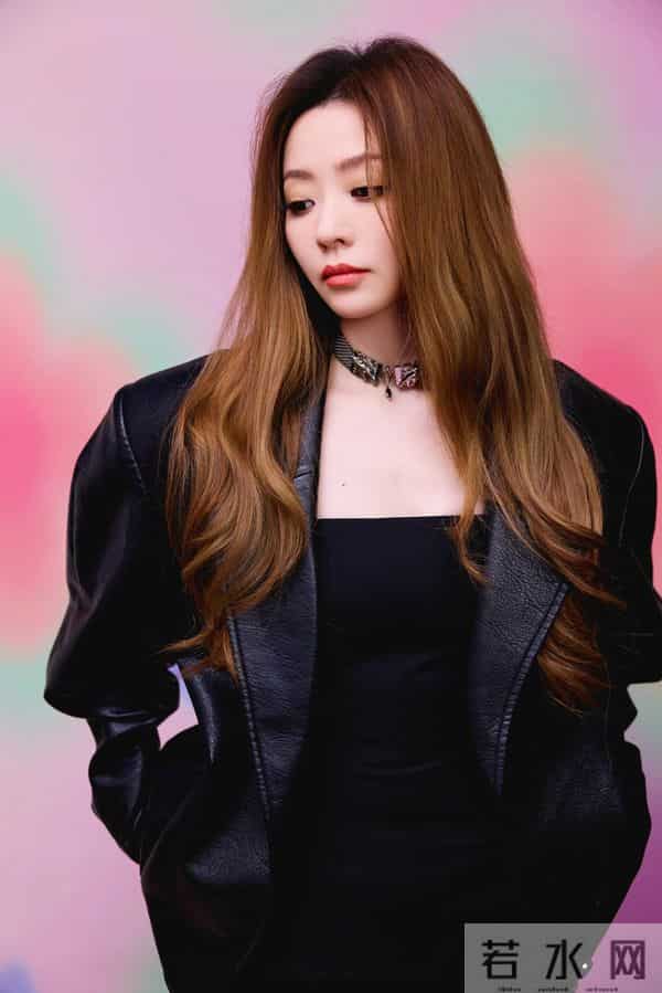 张靓颖大秀好身材