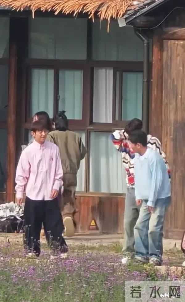 51岁何炅乌镇被偶遇，穿粉色条纹衬衣步伐矫健，带金丝眼镜显年轻