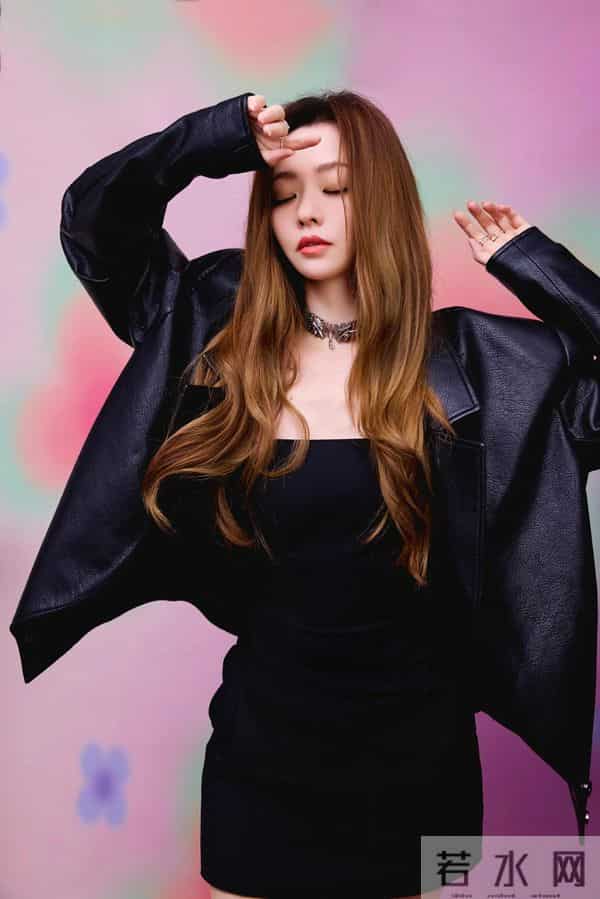 张靓颖大秀好身材