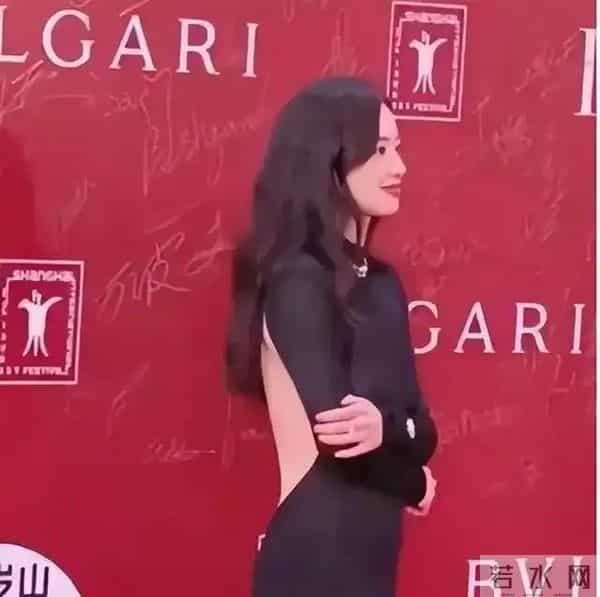 32岁李梦红毯造型屡破尺度,为何从不穿内衣真空秀背深V博出位吗