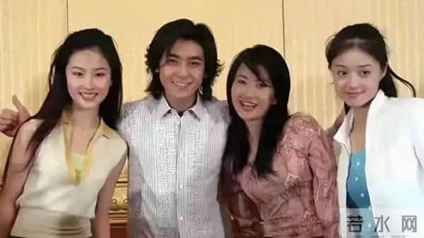 拍这些照片时蒋欣19岁,刘亦菲15岁,简直是出水芙蓉,好美