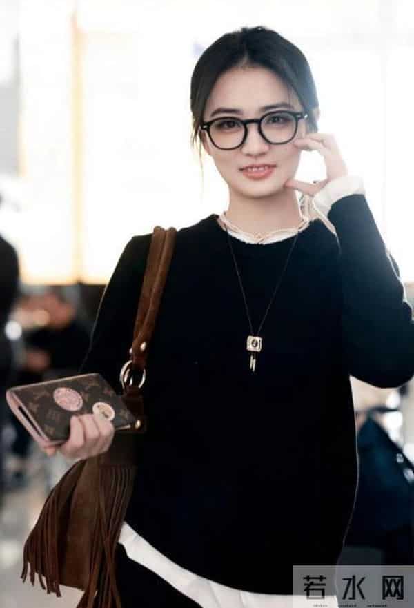 徐璐机场私服越来越简约!黑色卫衣+白长T+运动裤,减龄又高级