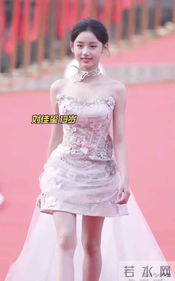 横店这一夜,珠圆玉润的短剧女神郭宇欣,秒了内娱一堆“排骨精”