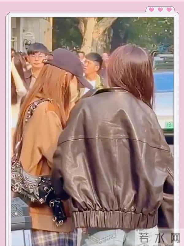 Angelababy现身上海街头,穿格子长裤,一身打扮时髦,少女感十足