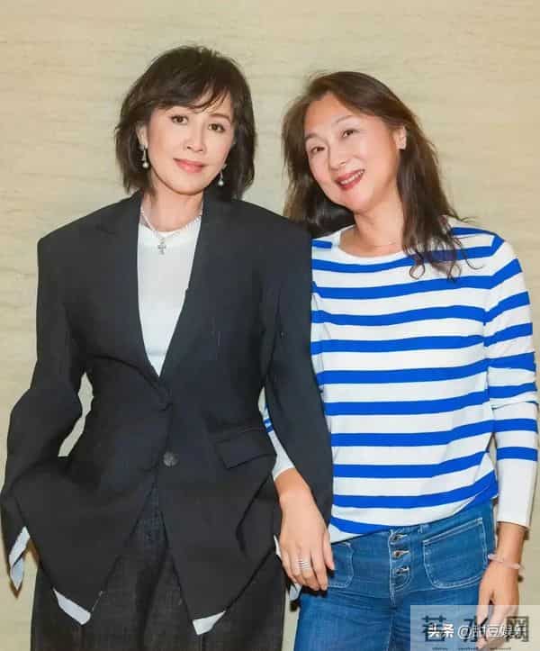 50年同窗聚!刘嘉玲回苏州被夸“逆生长”,凭啥比同学嫩?