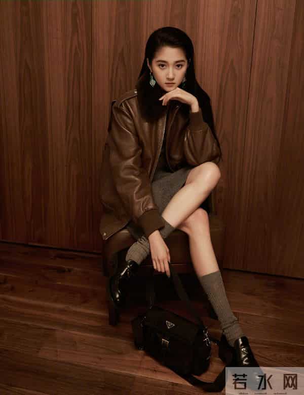 关晓彤的新造型火了！紫色卫衣+灰色半身裙，显气质又俏皮洋气