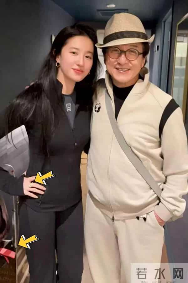 成龙主动招呼刘亦菲来合影,她穿紧身瑜伽裤三角区不明显,她很瘦