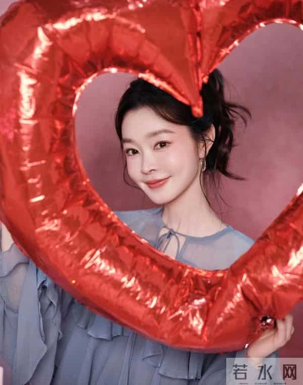 宋轶晒36岁庆生照,明媚动人,可盐可甜超带感,大长腿白得晃眼!