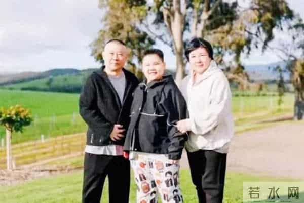 郭德纲10岁小儿子颜值曝光,肥头大耳的,那么小打耳洞有点太早吧