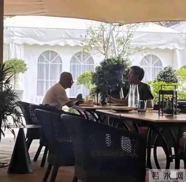 许志安 张卫健在香港浅水湾喝下午茶,他侧脸显老,张卫健光头显眼