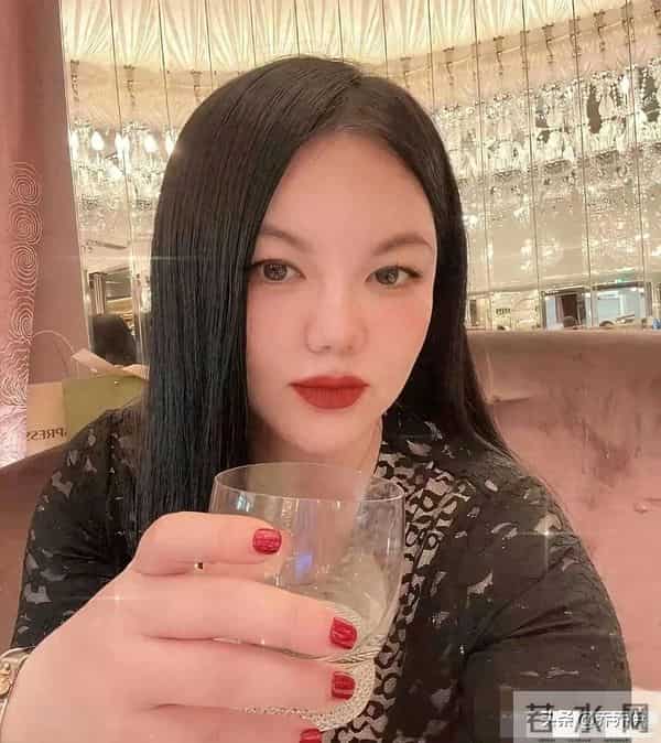 没想到,李湘居然把她手掌纹路打码了!果然有钱人在意的东西好多