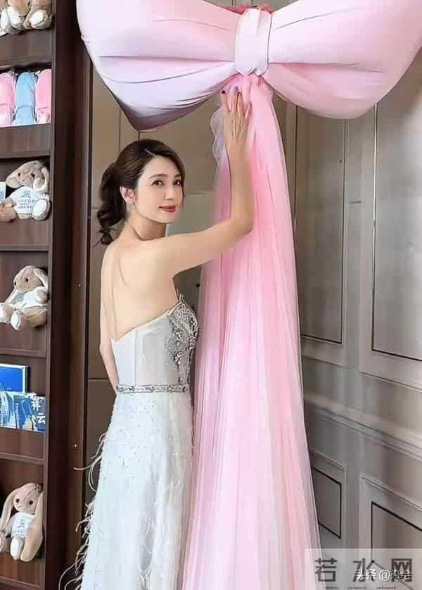 洪欣夫妇北京带娃过万圣，张丹峰和继子超亲，儿女高挑好欢乐！