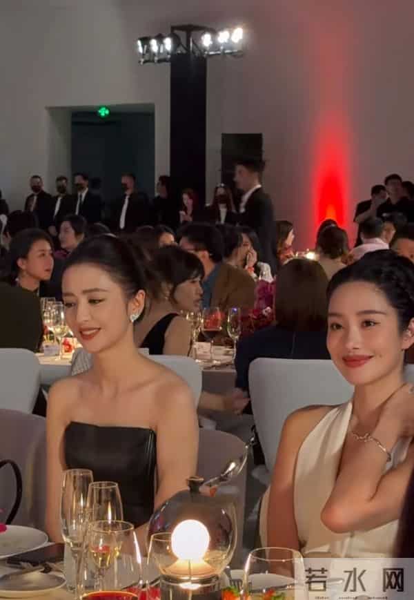 佟丽娅与杨采钰参加晚宴坐一起，一个黑裙一个白裙，美的太耀眼！