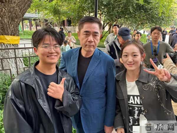 65岁陈宝国现身南京师范大学,一身正装气质儒雅,展现艺术修养!