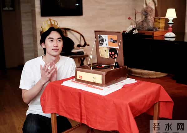 林依轮晒照为儿子庆生，一家四口共用一张脸，父子嫩得像兄弟