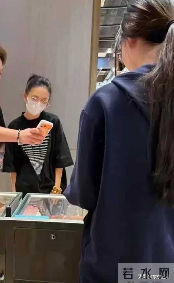 42岁佟丽娅在深圳水贝买黄金首饰,打扮低调朴素,但花钱毫不手软