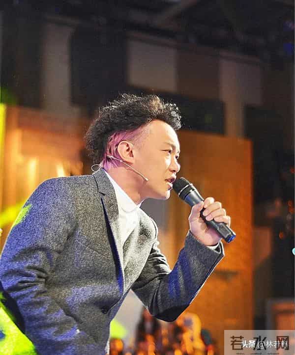 陈奕迅徐濠萦现身香港街头被偶遇,51岁陈奕迅换了发型,帅翻了!