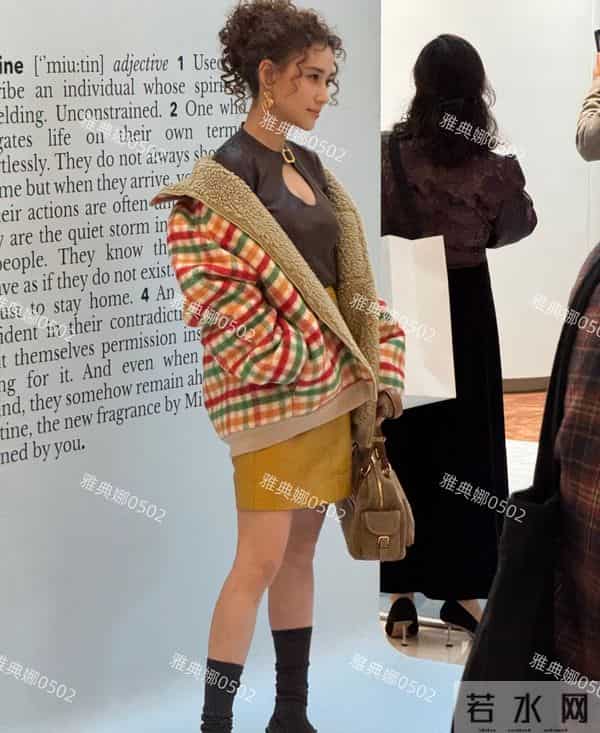 王诗龄何超莲同框,王诗龄虽衣服成熟但胜在年轻何超莲发型显老气