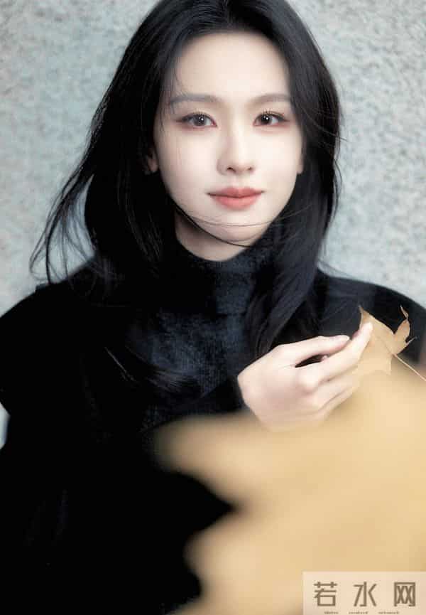 女星陈都灵与秋风约会:谱写梦幻篇章!