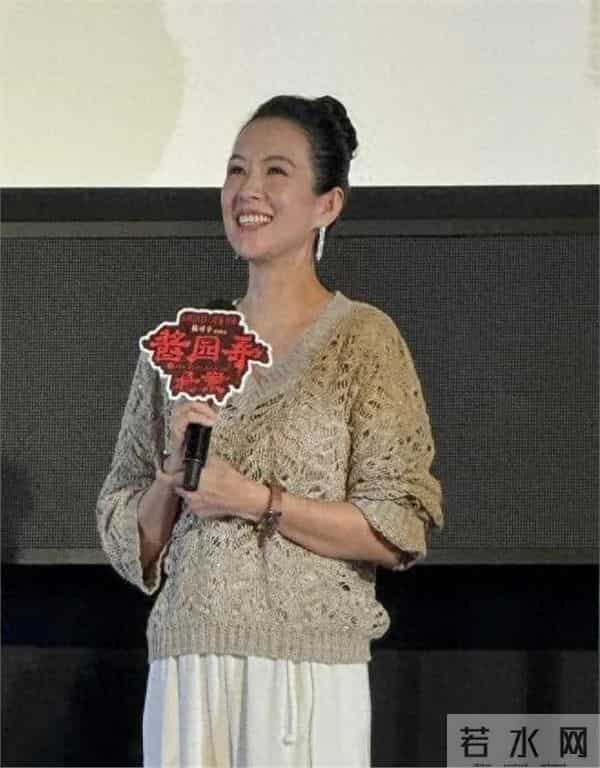 46岁章子怡增肥后大变样！穿针织衫白裤好显贵，差点认不出！