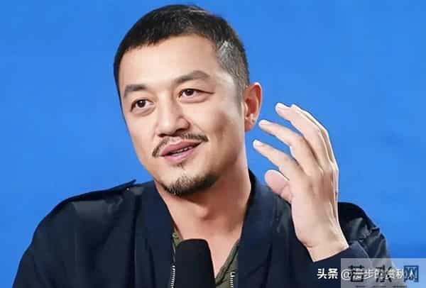 王菲对李亚鹏的“疏离感”藏不住:离婚11年同框仍显尴尬。