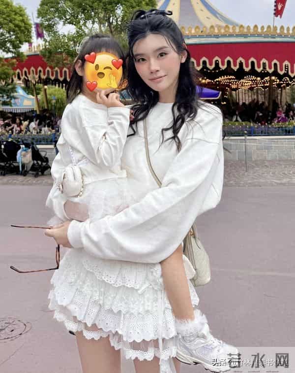 奚梦瑶晒4岁二胎女儿，Romee背香奈儿像洋娃娃，母女俩白到发光