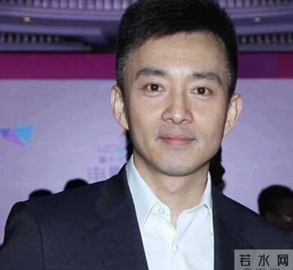 前最帅央视主持人复出,56岁已满头白发,回应身价百亿总裁传闻