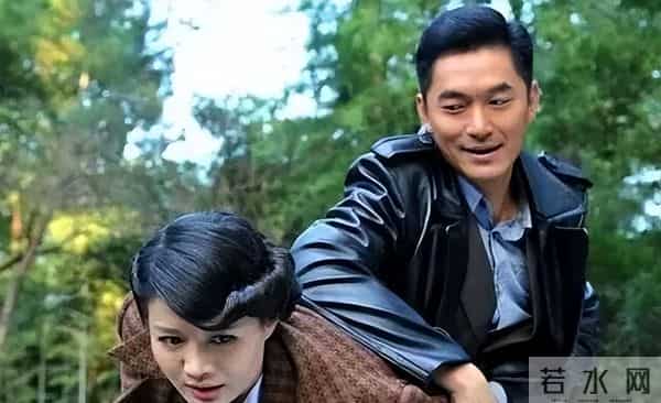 陆毅同班同学朱泳腾,与初恋富婆恩爱17年,但15岁儿子不像他