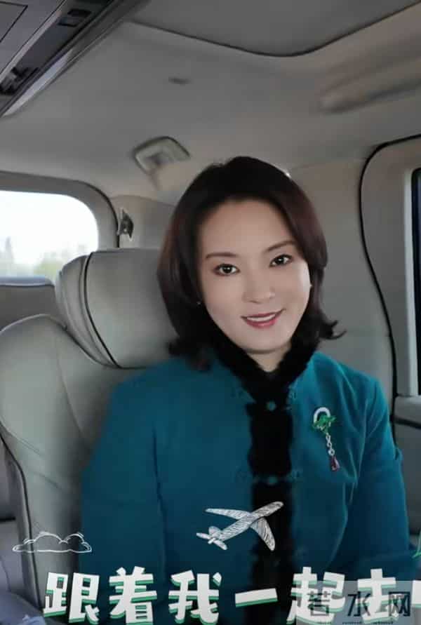 刘芳菲乘车赴彩排,着中式绿装谈古建筑寻访美学沉淀