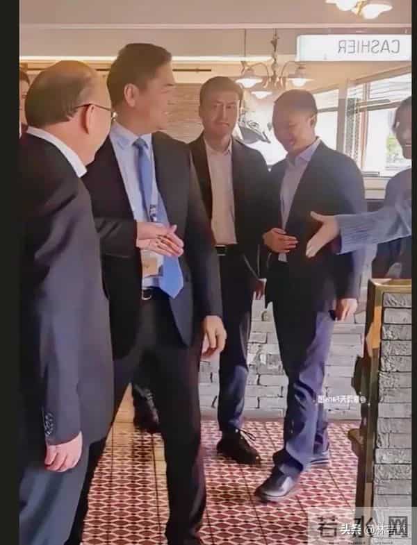 刘强东章泽天出席峰会,夫唱妇随好甜蜜,章泽天打扮休闲,很松弛