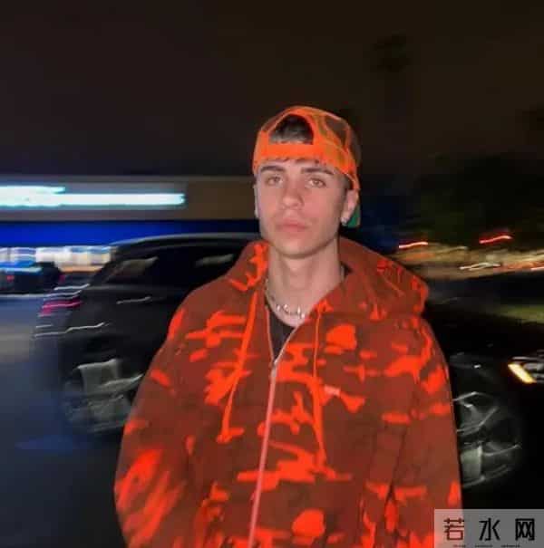 阿根廷记者:亚马尔前女友和男网红参加派对,随后一起离开