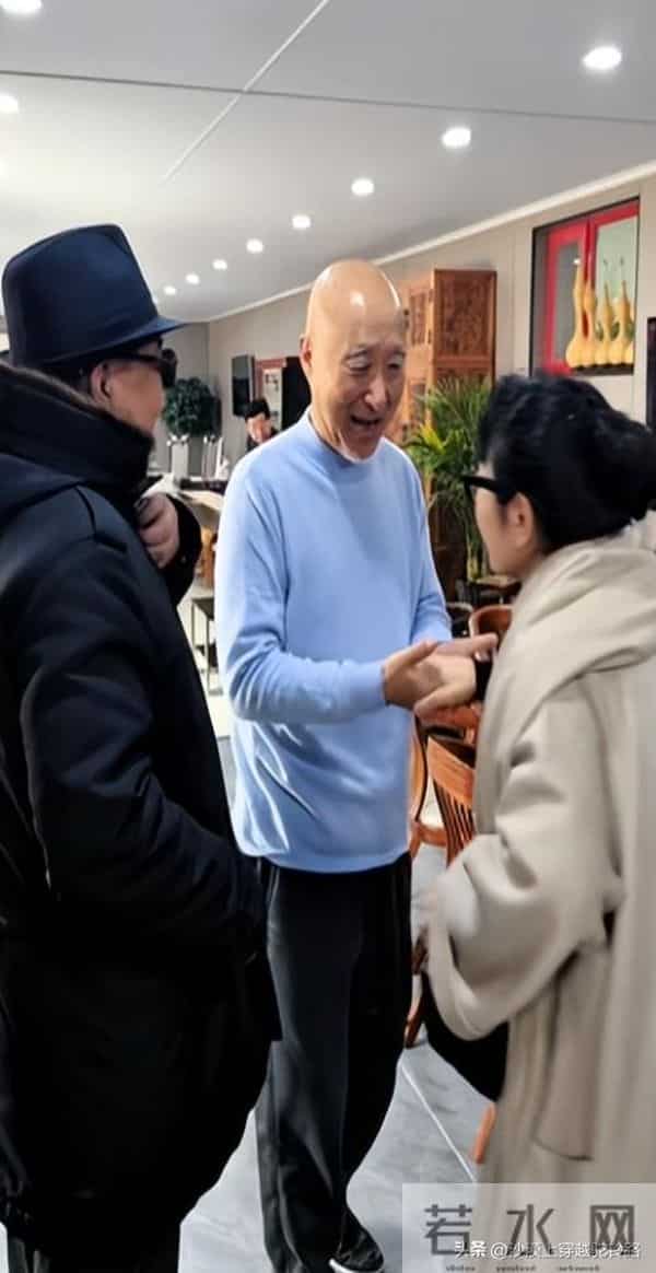 陈佩斯和姜昆、朱时茂聚餐，高档会所喝5块汽水，合影暴露了咖位