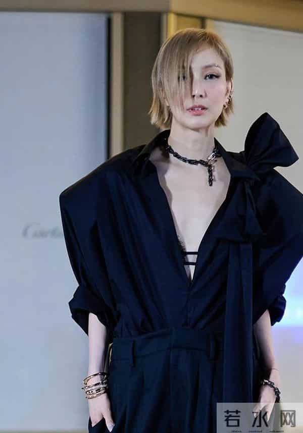 突发！香港著名天后紧急入院，腰部两处撕裂，需拄拐杖坐轮椅外出