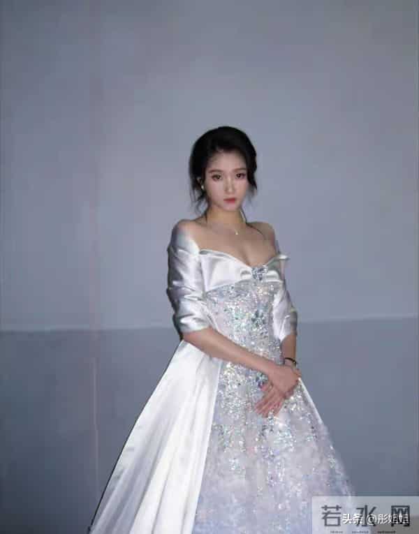 关晓彤银裙造型杀疯了!红毯上秀火辣身材,性感妩媚直接美上热搜