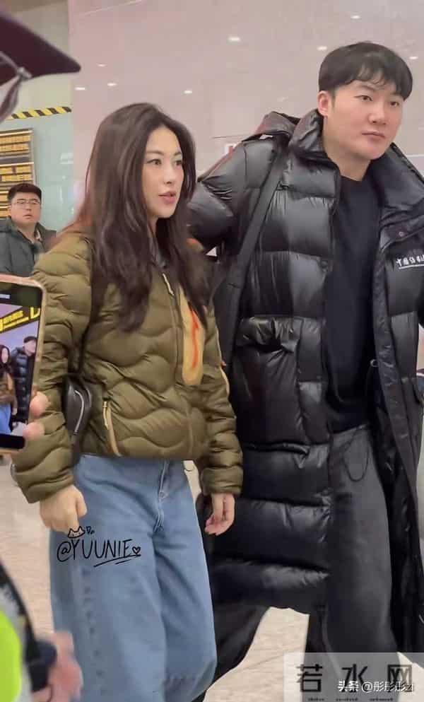 朱珠机场被偶遇太吸睛!吐司羽绒服配牛仔裤,人美穿搭随性也惊艳