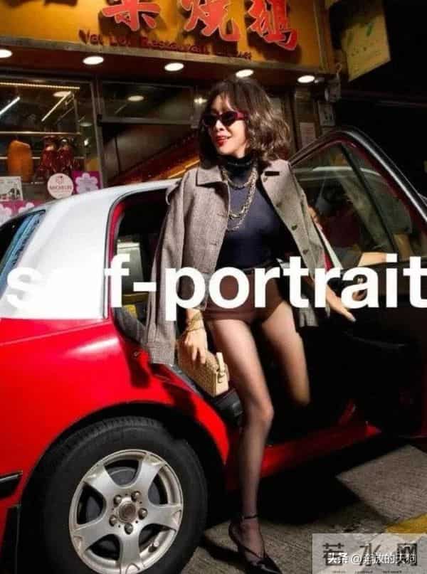 59岁刘嘉玲香港街头彻底放飞,三角裤外穿配黑丝袜,这是啥新潮流