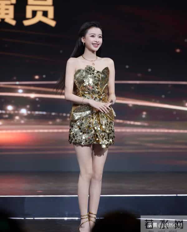 孙怡新造型,抹胸完美设计超短裙,漏出美腿玉足