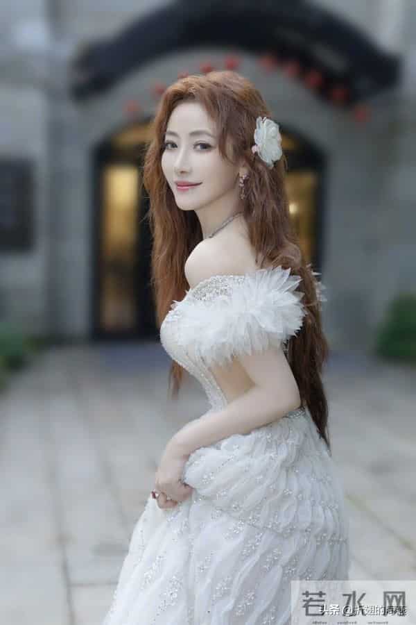 陈紫函仙子美人，姐又穿抹胸纱裙了，真优雅。